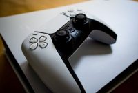 Ilustrasi konsol PlayStation. Sony disebut tengah menyiapkan transisi menuju distribusi game PlayStation full digital mulai 2028 seiring meningkatnya minat pemain terhadap pembelian game secara online. (Sumber: Pexels/Pascal)