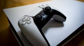 Ilustrasi konsol PlayStation. Sony disebut tengah menyiapkan transisi menuju distribusi game PlayStation full digital mulai 2028 seiring meningkatnya minat pemain terhadap pembelian game secara online. (Sumber: Pexels/Pascal)