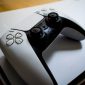 Ilustrasi konsol PlayStation. Sony disebut tengah menyiapkan transisi menuju distribusi game PlayStation full digital mulai 2028 seiring meningkatnya minat pemain terhadap pembelian game secara online. (Sumber: Pexels/Pascal)